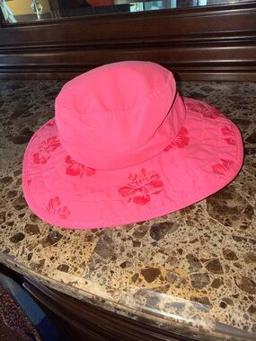 Toddler girls sun hat. Pink with adjustable strap.